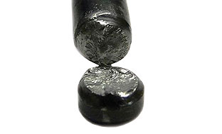 Valve stem fracture at keeper groove